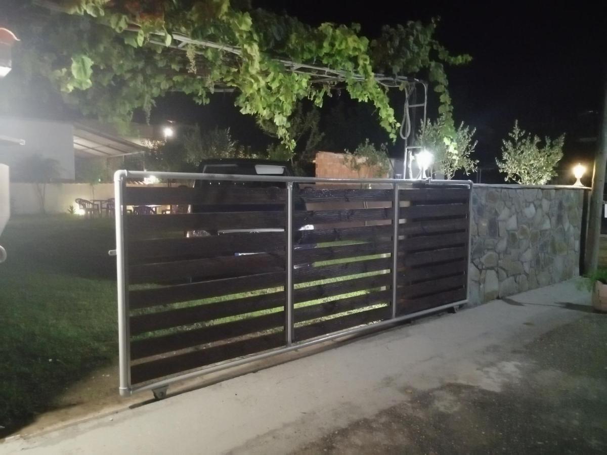 Ο Ακλόνητος Aparthotel Néa Meságkala Bagian luar foto